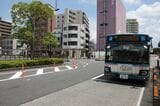 東北広場に停車している京成グループの路線バス。専用道方式の場合は京成グループが運行を受託することになるだろうか（筆者撮影）