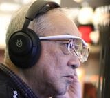 配信時はいつもハズキルーペをかけている（写真：マタギスナイパーズ）