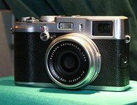 富士フイルムの超高級小型デジカメ「Ｘ１００」は初回受注３万台、ただ生産拠点が被災し、増産遅れる懸念【震災関連速報】