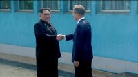 北朝鮮の金正恩委員長､初めて韓国領内に 韓国大統領と笑顔で握手