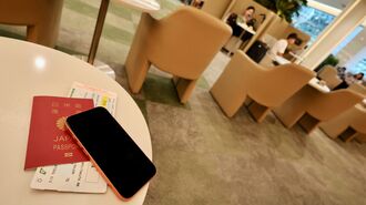 空港ラウンジのテーブルに置かれたスマホ