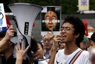 Huge Protest in Tokyo Rails Against Abe's Security Bills