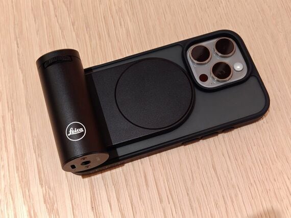 ライカのiPhone用カメラグリップ