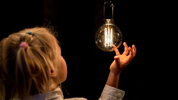 電球を見つめる少女