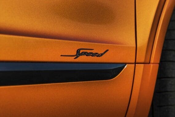 フロントドアに装着される「Speed」のエンブレム(写真:Bentley Motors)
