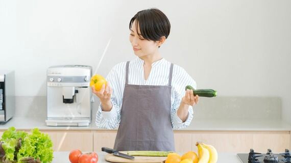 キッチンに立つ女性