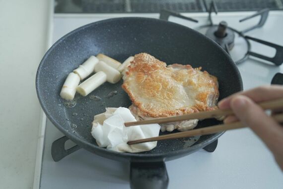 フライパンの脂を拭き取ったもも肉