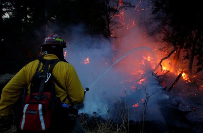 カリフォルニア州の山火事､40人以上が死亡