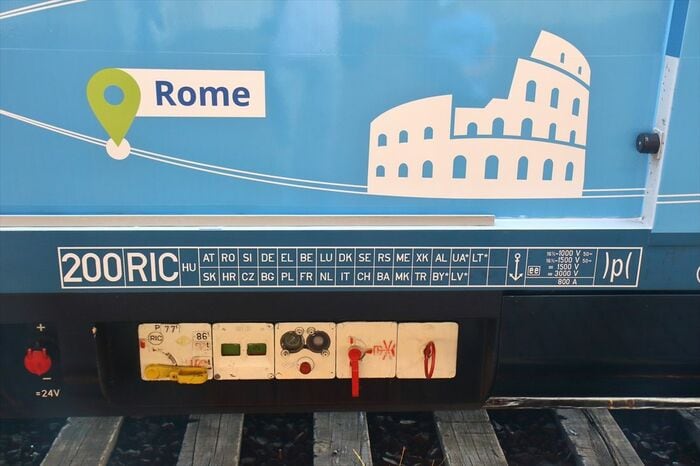 ハンガリー鉄道の荷物車側面に描かれた