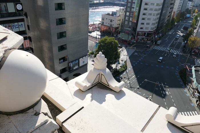ビルの間から隅田川が見える