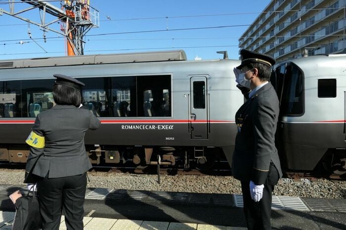 特急ロマンスカーは敬礼で見送る