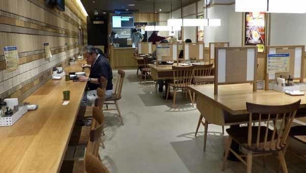 客席はゆったりしており、いすには背もたれがついている