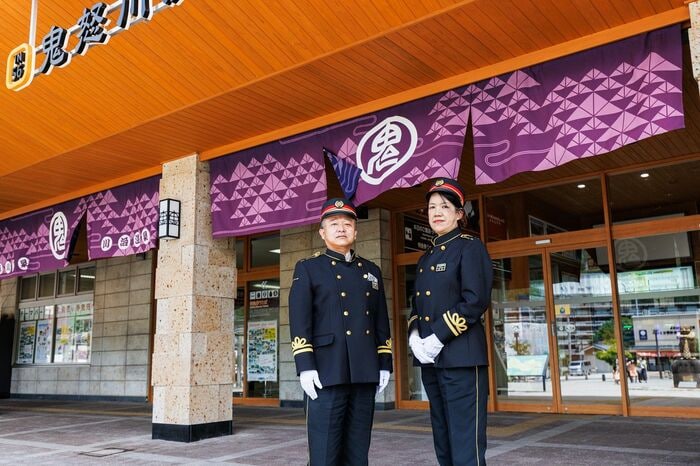 左が東武日光駅管区副管区長で鬼怒川温泉駅長の廣長さん、