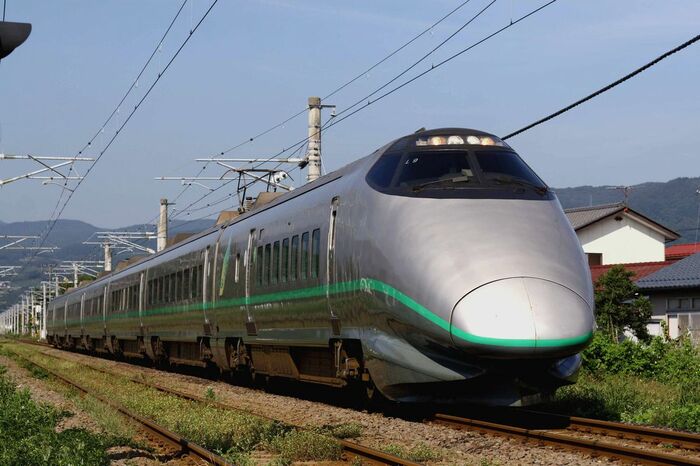 庭坂付近を走る山形新幹線400系。新庄延伸後の