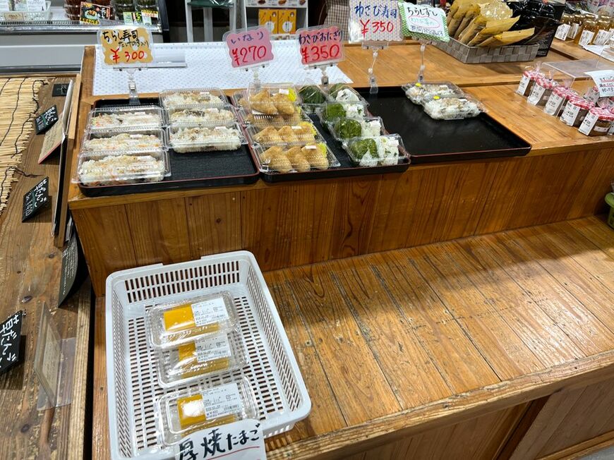 惣菜類も並ぶ（筆者撮影）