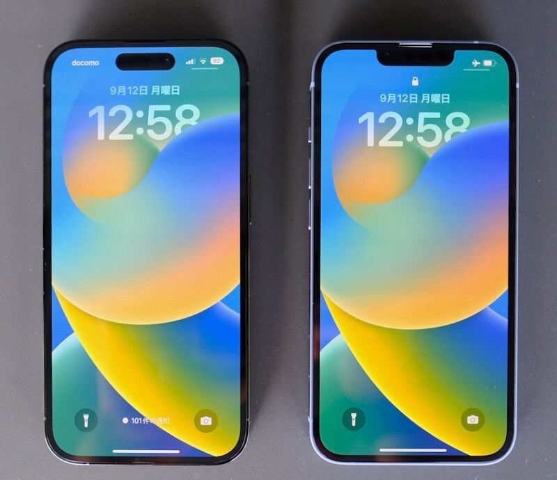 iPhone 14 Pro (左）とiPhone 14（右）