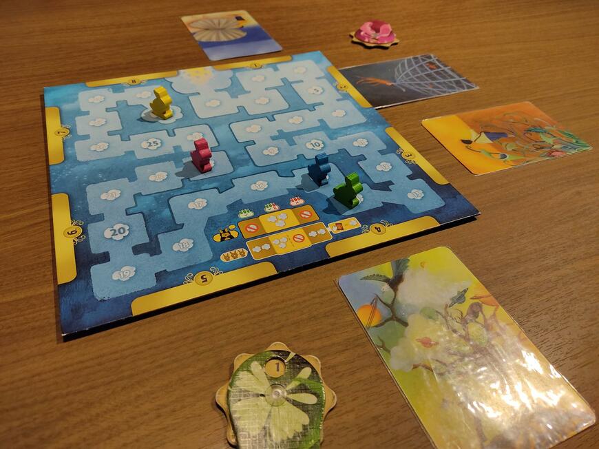 『ディクシット』（販売元：ホビージャパン ©︎ Libellud）。カードの絵画にタイトルをつけて遊ぶ。お互いの感じ方を想像することで楽しむので、能力差が表に出にくい