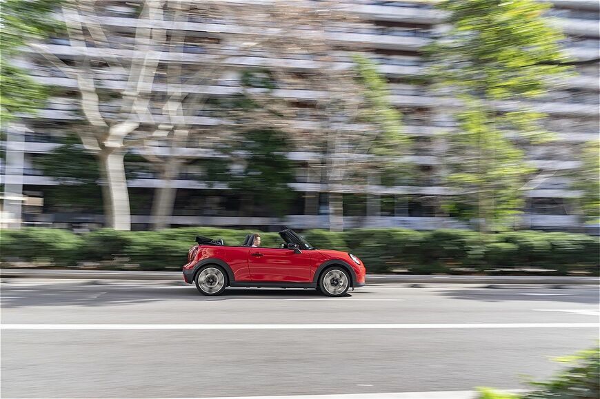 MINI（ミニ）の新型「ミニ・クーパー・コンバーチブルS」（写真：MINI）