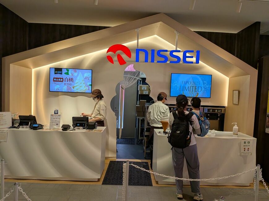 日世は、1970年大阪万博当時のレシピを基に作ったソフトクリーム「バニラ1970」を販売（筆者撮影）