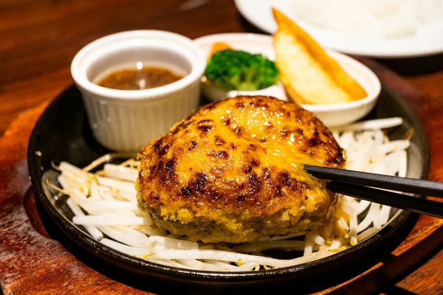 ジュワーッと肉汁があふれてくる……！（写真：筆者撮影）