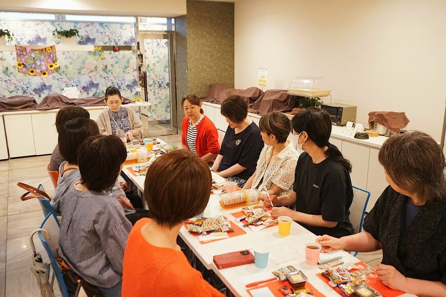 大人の女子寮プロジェクトのお茶会に参加したメンバーで意見を交わす