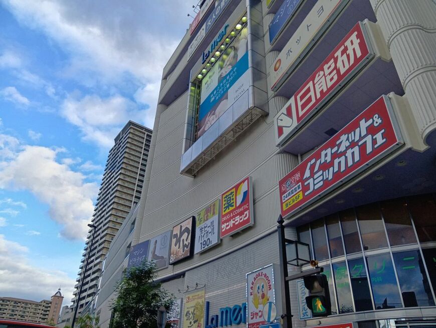 兵庫県内に1店舗だけある自遊空間は商業ビルの5階にある（筆者撮影）