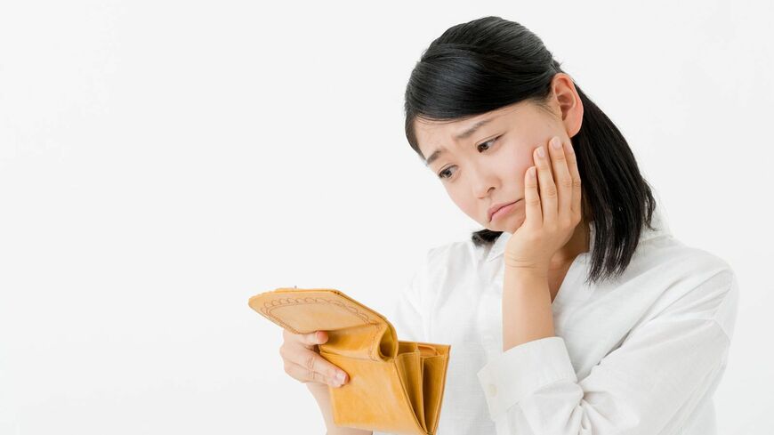 強制ではないものの、周りの方がみんな購入しているので…（写真：ふじよ / PIXTA）