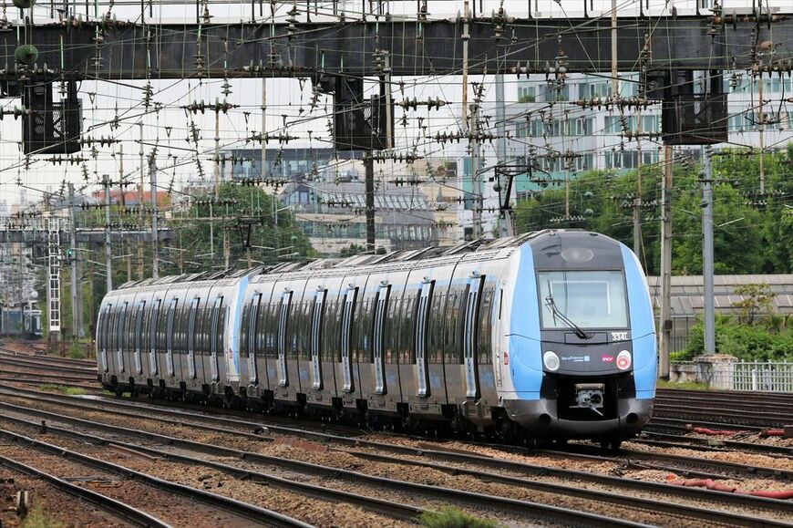 通勤型ながら1車体1ドアの、フランスのZ50000型電車（撮影：橋爪智之）