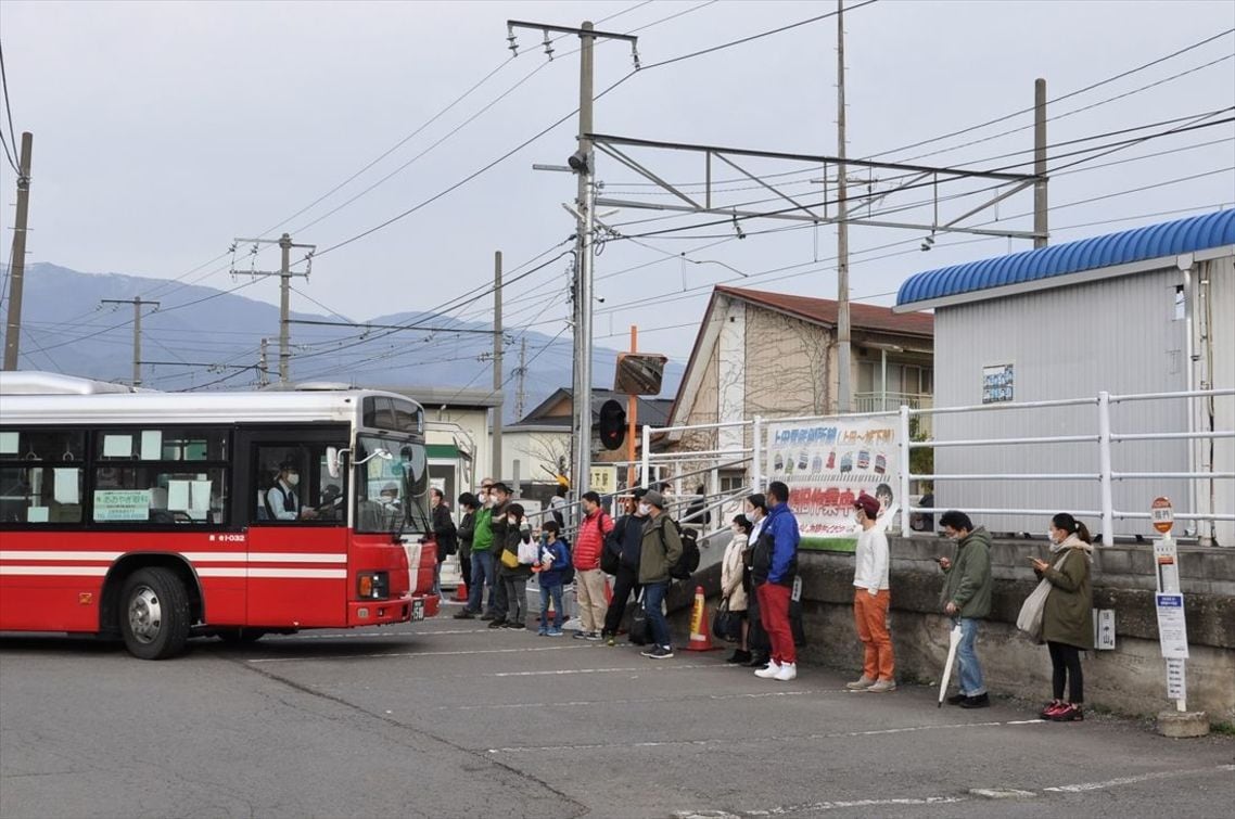 城下駅で上田駅行き代行バスを待つ人々