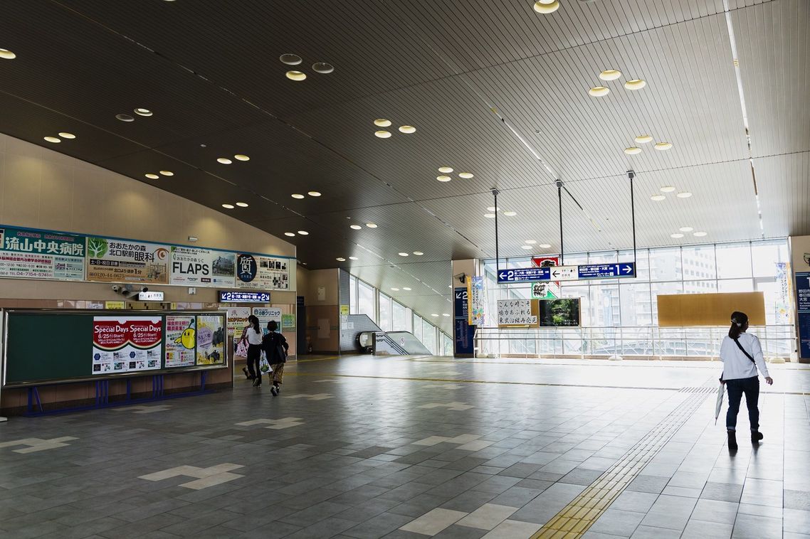 東武流山おおたかの森駅のコンコース。通勤時間帯は