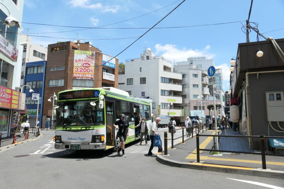 王子駅と結ぶバスが発着する北口
