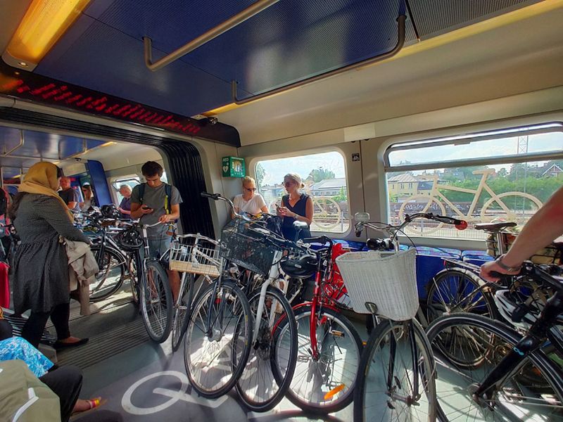 通勤電車は人間よりもむしろ自転車で混雑する（筆者撮影）