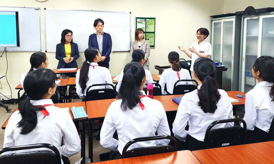 「琉球コメダ」で面接前の事前説明を聞く応募者たち（撮影・西垣充）