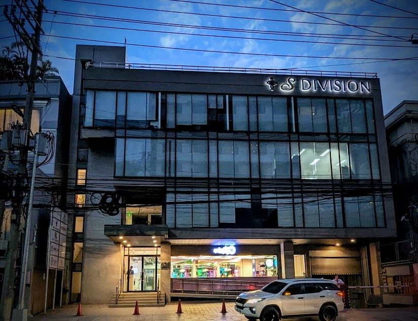 まにら新聞が入居し、詐欺の舞台となっていたSDH社のビル＝フィリピン・マニラ首都圏マカティ市（筆者撮影）