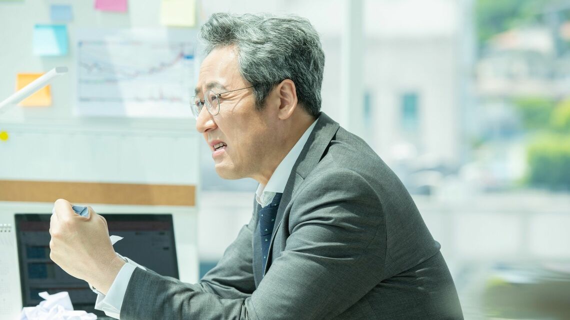 現役世代の人口のボリュームゾーンとして突出した「団塊ジュニア世代」。そんな彼らが今「岐路」に立たされている(写真:PanKR/PIXTA)