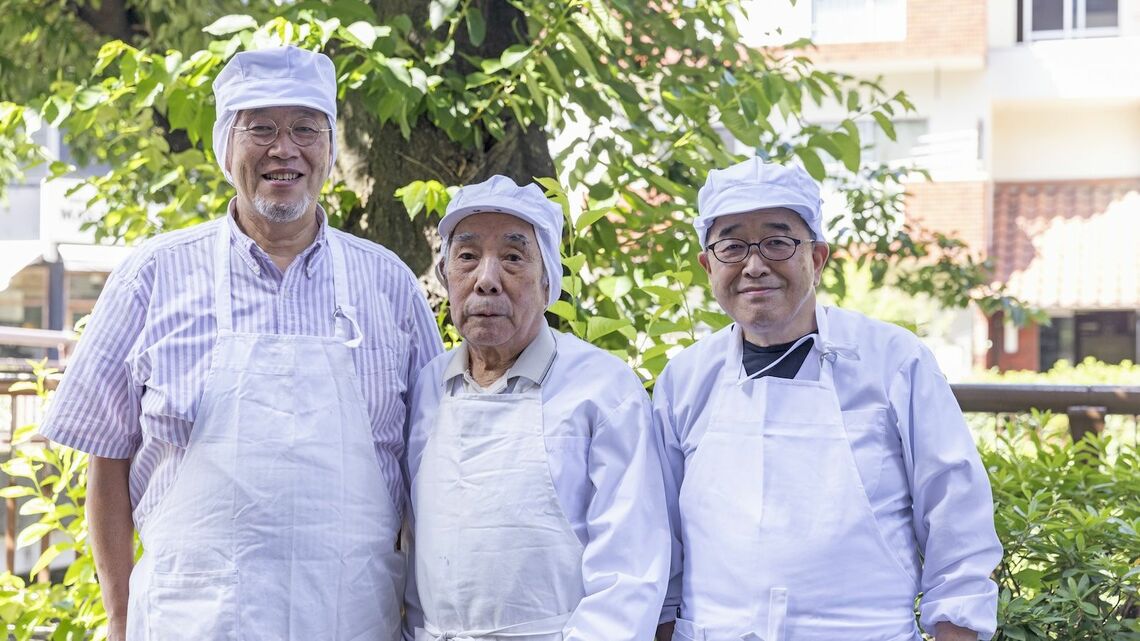 桜の季節には長い行列ができ、普段も客足が絶えない人気店を支える9人の職人の平均年齢は75歳。左から北原さん、高野さん、真崎さん（撮影：佐々木仁）