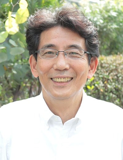 蓑田雅之（みのだ・まさゆき）コピーライター。息子は「東京サドベリースクール」に通っていた。「もう不登校で悩まない！ おはなしワクチン」の活動のほか、著書に「もう不登校で悩まない！ おはなしワクチン」「『とりあえずビール。』で、不登校を解決する」(びーんずネット)がある（写真：蓑田氏提供）