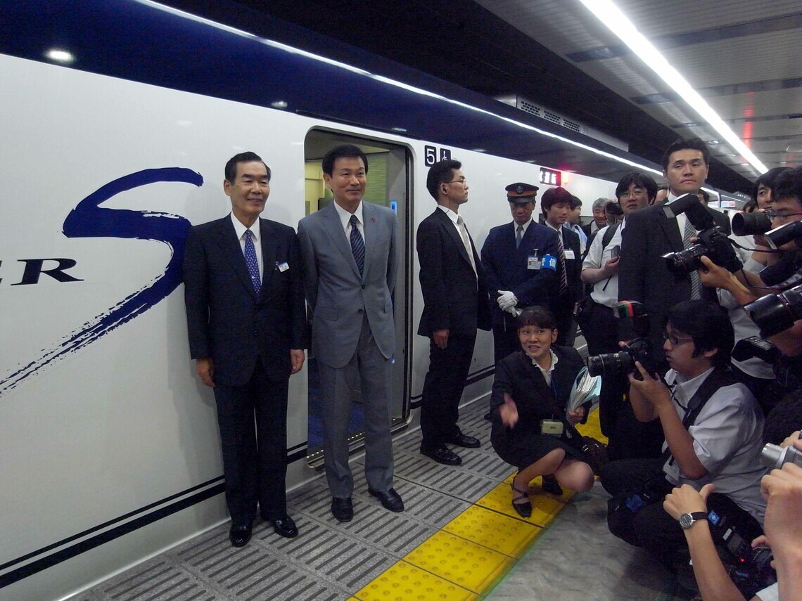 運行開始前に行われたAE形の試乗会（撮影：南正時）