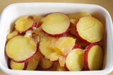 サツマイモとリンゴの煮物（写真：yuriko／PIXTA）