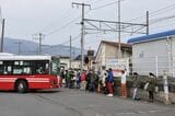 城下駅で上田駅行き代行バスを待つ人々＝2021年3月27日（記者撮影）