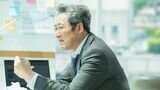 現役世代の人口のボリュームゾーンとして突出した「団塊ジュニア世代」。そんな彼らが今「岐路」に立たされている（写真：PanKR／PIXTA）