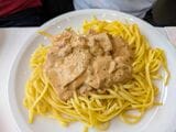 ルツェルン＝インターラーケン・エクスプレスのビストロカーでは、パスタやタイ風チキンカレーなどがそろっている。（写真：筆者撮影）