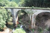 （新線）浜田―石見今福間：新線の橋梁から旧線のアーチ橋を眺める（筆者撮影）