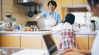 コロナ禍の父親｢仕事と家族が地続きになる｣ 食事は家族と一緒の｢新しい日常｣を生きる