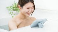 ｢スマホ入浴｣増加､無意識の長風呂に潜むリスク お風呂で動画や映画に夢中になる人は多いが…