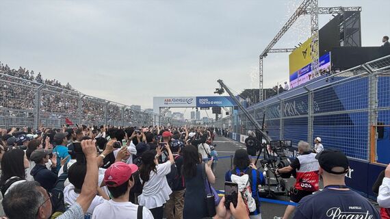普段、サーキットを訪れないであろう人たちも多く見られた(筆者撮影)