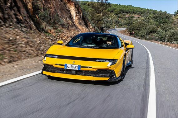 パフォーマンスは、最高速度330km/h、0-100km/h加速2.3秒、0-200km/h加速6.35秒を誇る