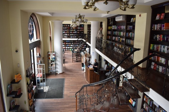 2階まで本が並べられた書店