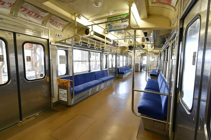 扉横に車外へ避難する際に使う折り畳み式のはしごがある