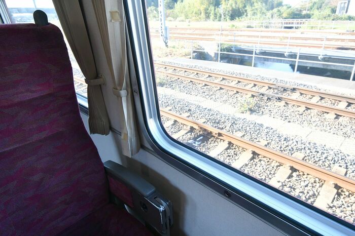 もともと381系はブラインドを窓内に装備していた。